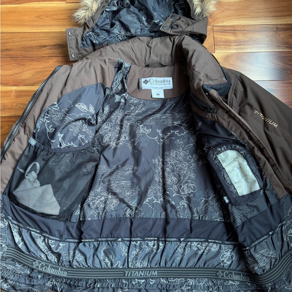 Columbia Women’s Brown Titanium Omni Shield COAT w/ Removable Fur Hood Large - Picture 8 of 9